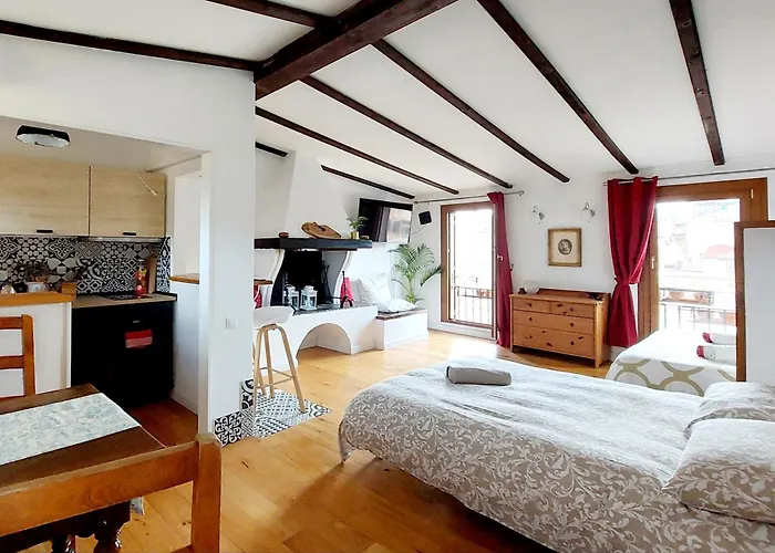 Апартаменты Mattia's Penthouse - View Over Trastevere Roofs Рим